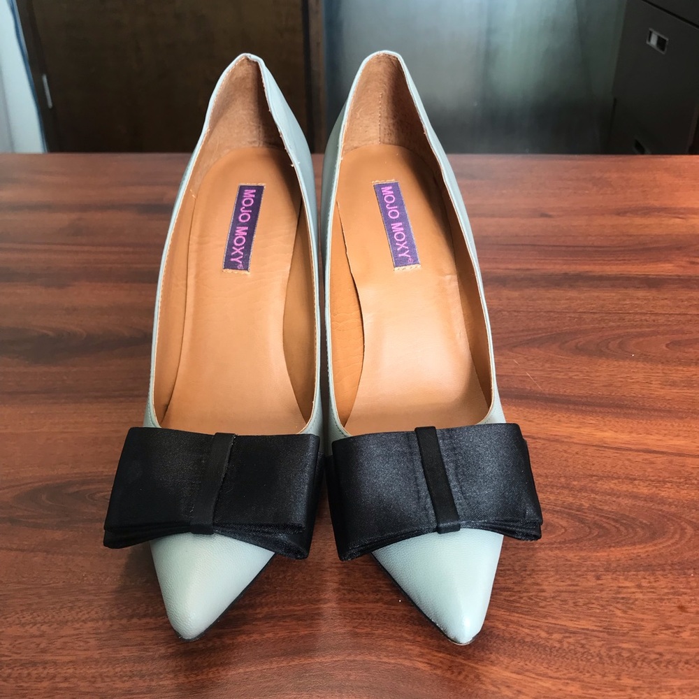 Grey heel with grosgrain bow